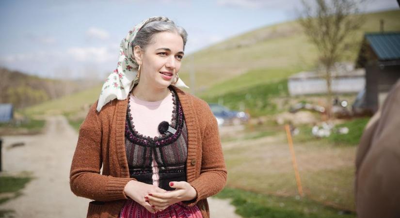 Sutba dobta a macinacit, így váltott népviseletre a bekölcei gazdasszony videó