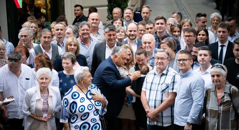 Fotók: körülrajongták a hívek Orbán Viktort, torta is volt – születésnapra volt hivatalos a miniszterelnök