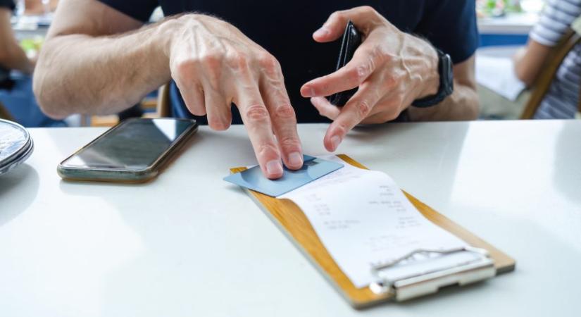 Egy éve ilyenkor: 3000 dollár jattot adott a pincérnőnek, majd beperelte az étterem