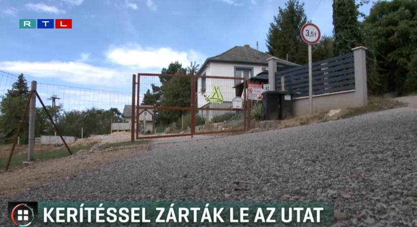 Lezárt egy közutat a csókakői házaspár, mert megelégelték, hogy az átmegy a telkükön