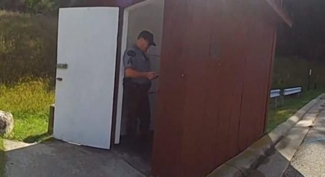 A pottyantós vécébe ejtette az okosóráját egy nő, végül ő maga is pácba került