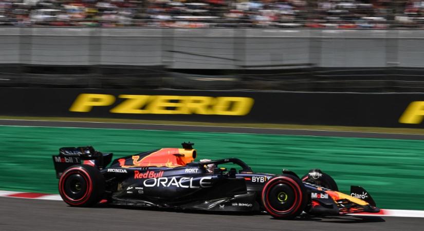 Verstappen továbbra is a mezőny előtt