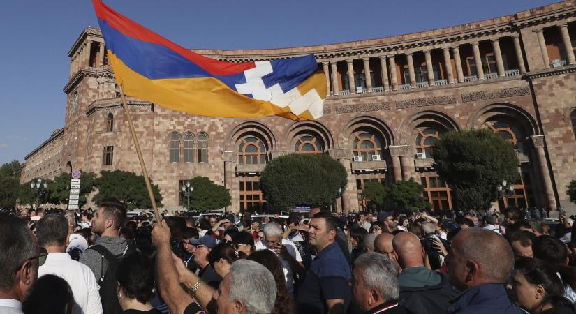 Kiújultak a tüntetések Jerevánban a hegyi-karabahi fejlemények miatt