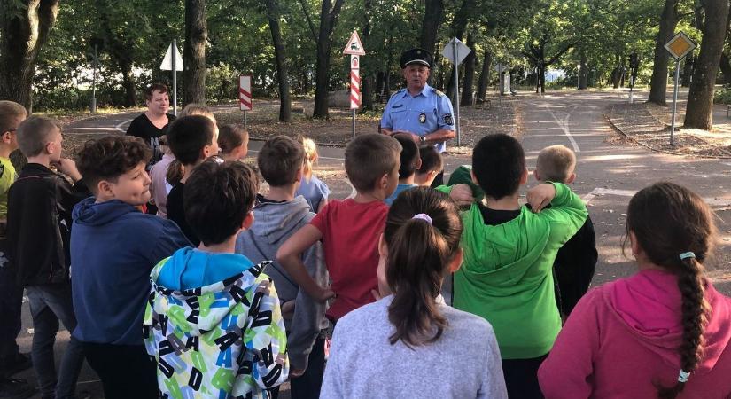 A gyerekek a pécsi KRESZ-parkban ismerkedtek a szabályokkal