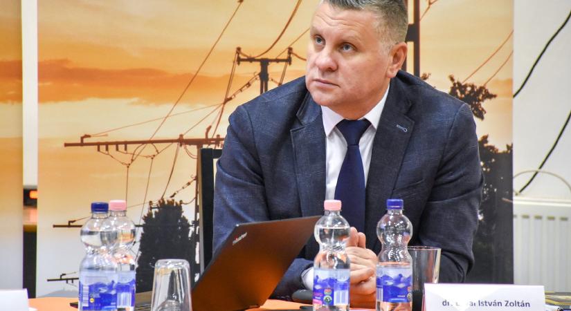 James Bondként ír magáról az ötmilliót ajánló fideszes