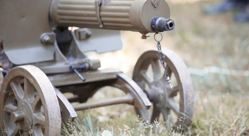 Múzeumi fegyvert vetettek be az ukránok - videón a drónok ellen használható, 1844-ben kifejlesztett pusztító harceszköz, a Maxim géppuska