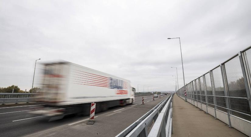 5 kilométeres kamionsor a határon és baleset az M5-ös autópályán