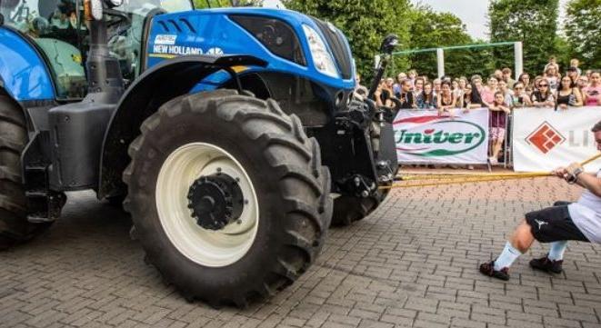 Traktort húzott el a fogaival az orosházi erős ember, a New Holland feladta neki a leckét