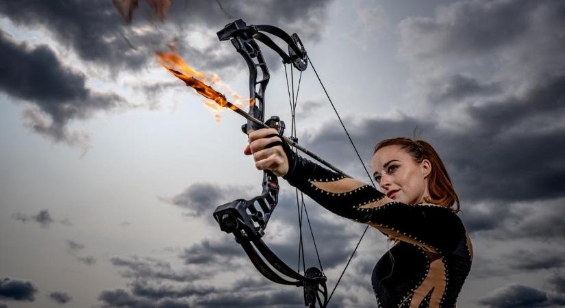 Meghódította a világot a női Robin Hood: a lábával is képes lőni a gyönyörű artista – fotók