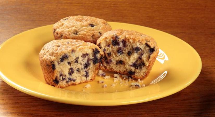 Pihe-puha muffin joghurttal a tésztájában: a belsejébe csokidarabok olvadnak