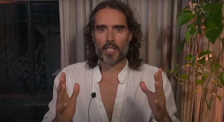 Russell Brand most szólalt meg először a szexuális zaklatási vádak óta