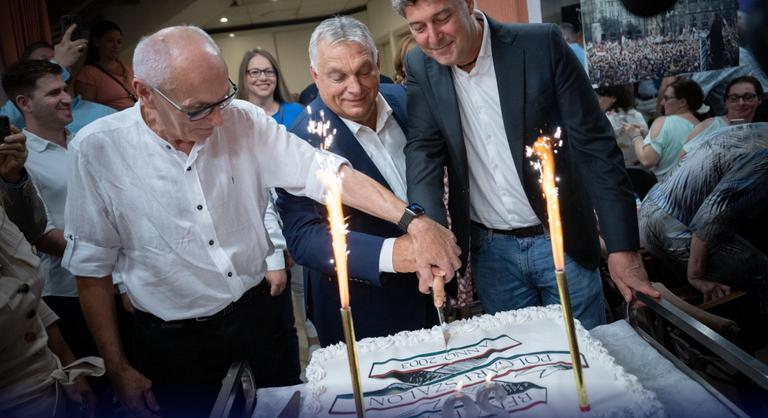 Orbán Viktor a Happy Birthday techno változatára ünnepelte azokat, akik nélkül „a Fidesz sem lenne kormányon”