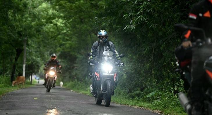 Motoron csak bukósisakban 