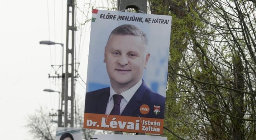 Önkormányzati képviselő marad a Fidesz korábbi polgármesterjelöltje, aki a gyanú szerint pénzt kínált egy kutyapártos politikusnak