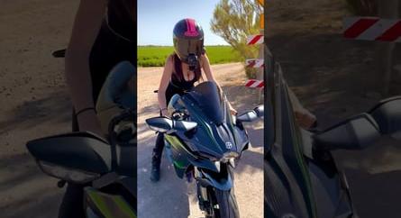 A nap legszexibb motorosa egy Ninjával