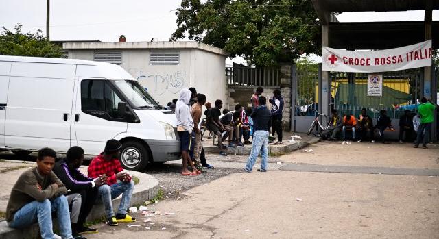 Fejenként 5 ezer eurót fizettetnek menekültekkel Olaszországban, hogy ne vegyék őrizetbe őket a kérelmük elbírálásáig