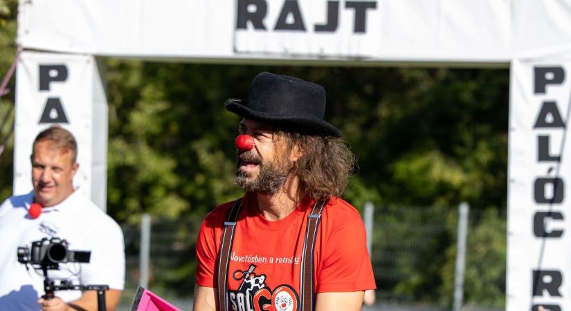 Jótékonyság révén csalhatnak mosolyt a bohócdokik a tarjáni kórház kis betegeinek az arcára (podcast)