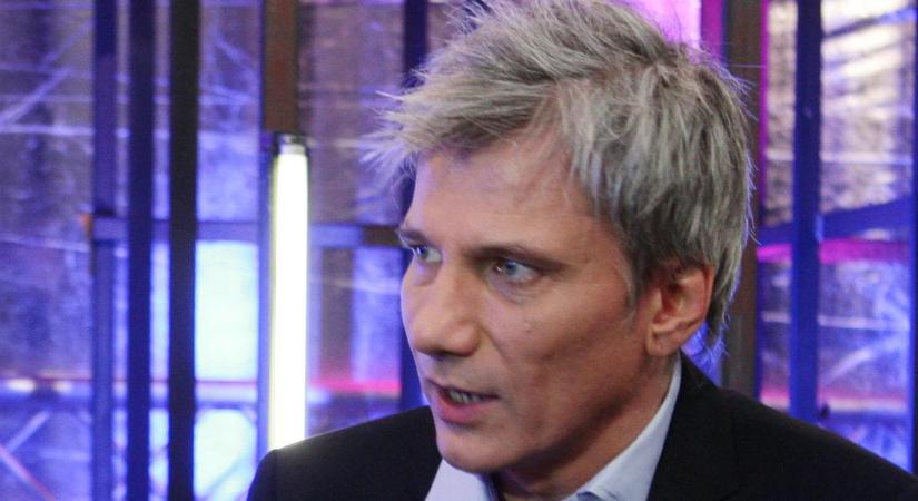 Bochkor kitálalt: Fiatal szépség rabolta el a 60 éves rádiós szívét