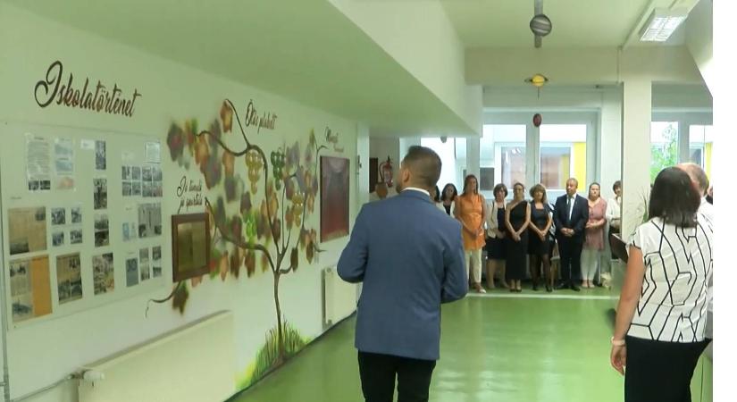 Emlékfala legjobb tanulóknak – 40 éves a szekszárdi iskola