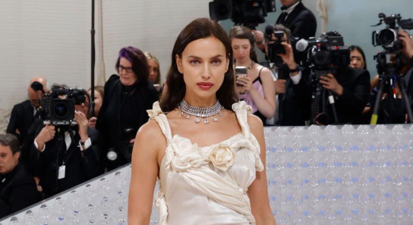 Irina Shayk rendszeresen elfelejt nadrágot felvenni, és milyen jól teszi
