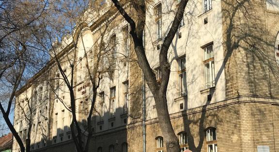 Napirendre sem akarták venni a fideszes képviselők Iványi szegedi iskolájának támogatását