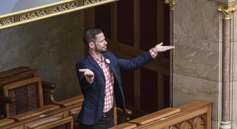 Triplájára emelné a 2008 óta változatlan családi pótlék összegét a Párbeszéd