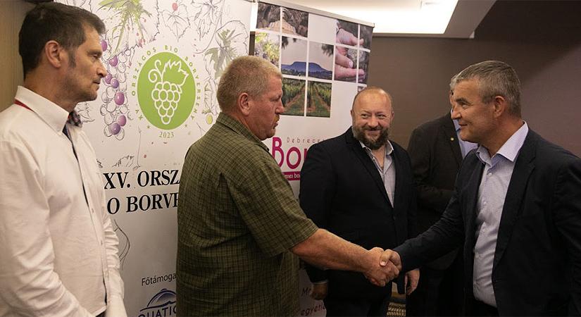 Aranyeső a XV. Országos Bio Borversenyen, amelyet Debrecenben tartottak meg