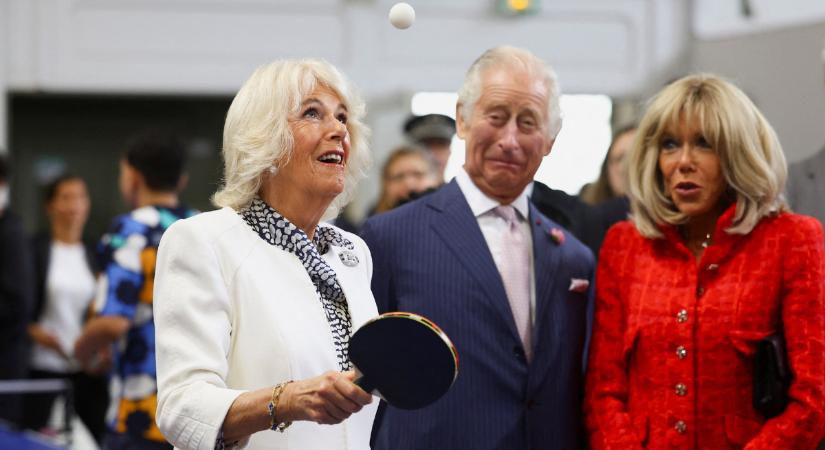 Károly király történelmet írt, Kamilla királyné pingpongozott Franciaországban
