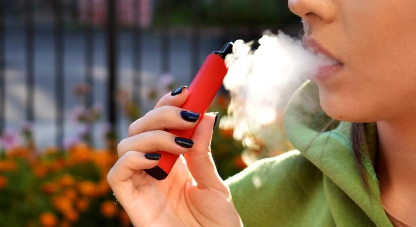 Hatalmas trend a diákok között az elektromos cigaretta