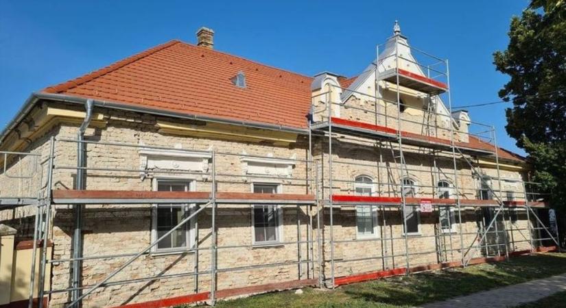 Megújul a szalkszentmártoni parókia épülete