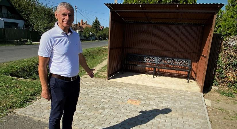 Új padokat vásároltak Körösnagyharsányban