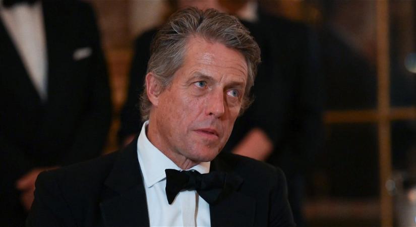 III. Károly mellet találta magát Hugh Grant felesége, Franciaországban kapták őket lencsevégre