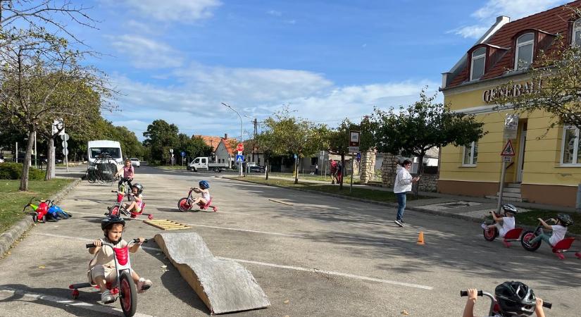 Tovalöködő és spinning: sétálóutcává alakult a tapolcai Kisfaludy utca egy része