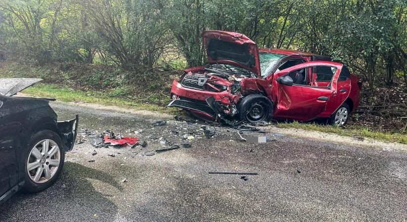 Durva fotók érkeztek a 10-es úton történt karambolról, előkerült a feszítővágó is