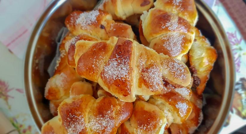Már az ajtóban a vendégek? Mutatjuk az omlós, illatos, mindössze 20 perces diós kifli receptjét