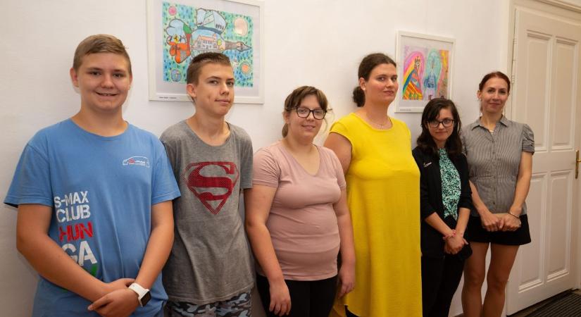 Különleges gyerekek műveiből nyílt kiállítás Tatán fotók