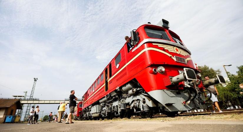 Vonatfütty, gyerekzsivaj töltötte be az állomást