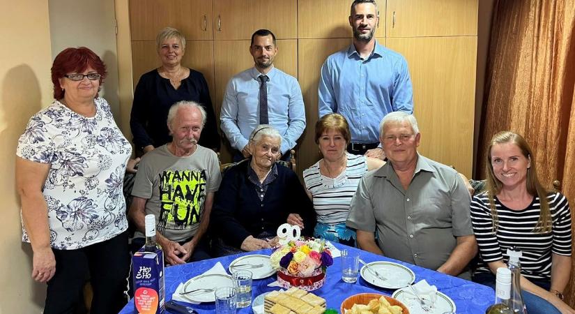 Születésnapján köszöntötték a 90 éves Ibolya nénit