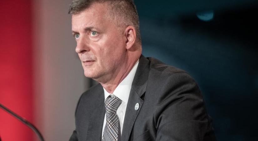 Kubatov Gábor felháborodott a záróvonalon előző mentőautón, de csak saját magát égette le