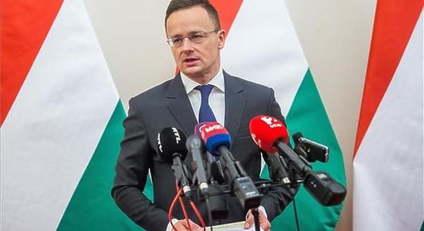 Újabb tízmilliárdot kapnak Szijjártóék