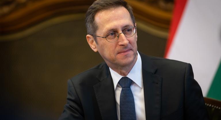 Varga Mihály szerint a gazdasági siker kulcsa az erős identitású nemzet