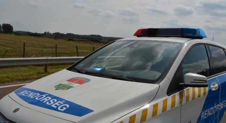 Mezőgazdasági vontató és személyautó ütközött a 4-es főúton Kabánál