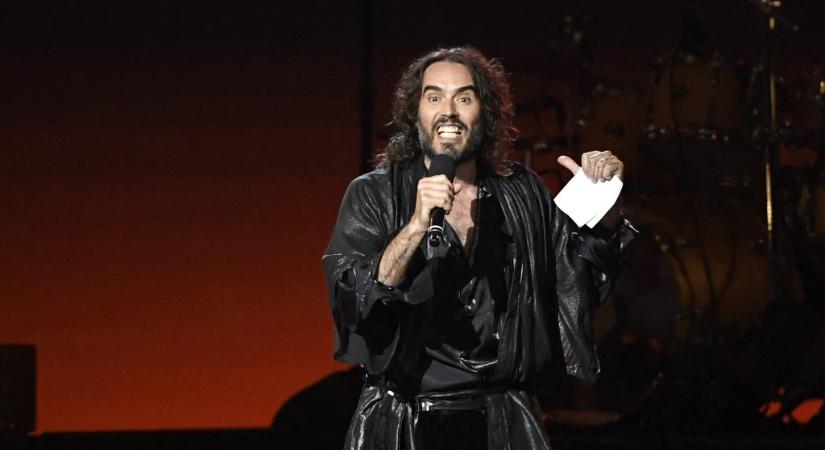 Russell Brand a háttérhatalomnak tulajdonítja az ellene szóló vádakat