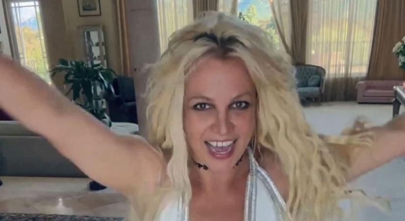 Britney Spears kerek popsit és brutális dekoltázst villantott – fotó