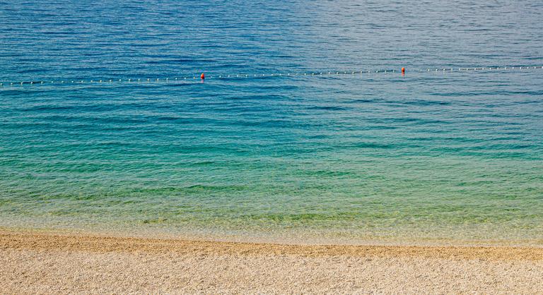 Szennyvizet engednek a fürdőzők közé egy horvátországi strandon