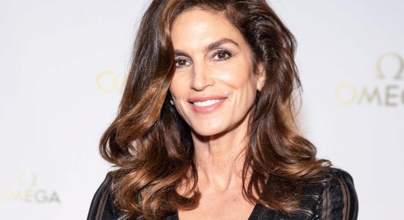 Az internetre kikerült meztelen fotók miatt magyarázkodik Cindy Crawford - képek