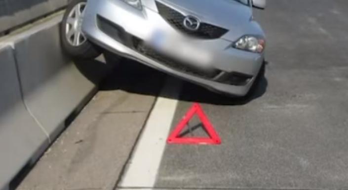 Felugratott egy autós a betonelválasztóra az M0-son