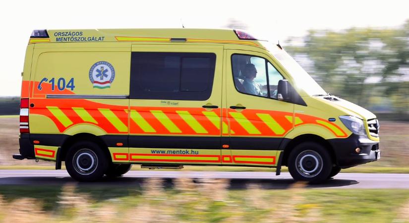 Árokba sodródott egy személyautó a 4-es főúton Abonynál