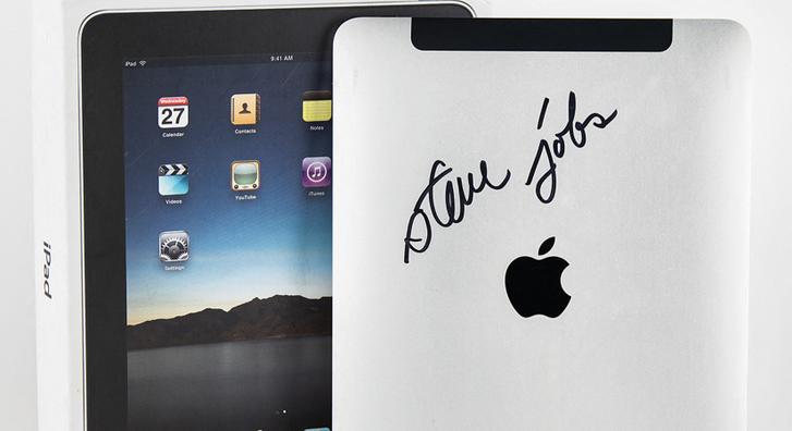 Egy első generációs iPadet bocsájtanak árverésre Steve Jobs aláírásával