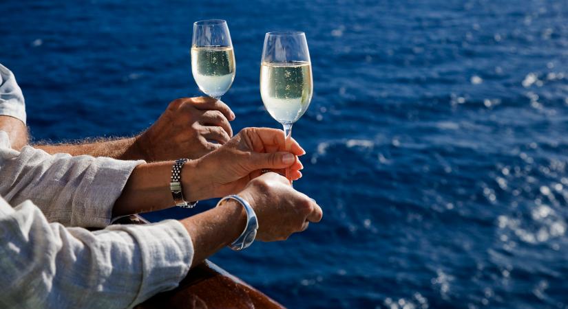 Kellemetlen meglepetés érte a luxushajó utasait, amikor spanyol felségvizekre értek